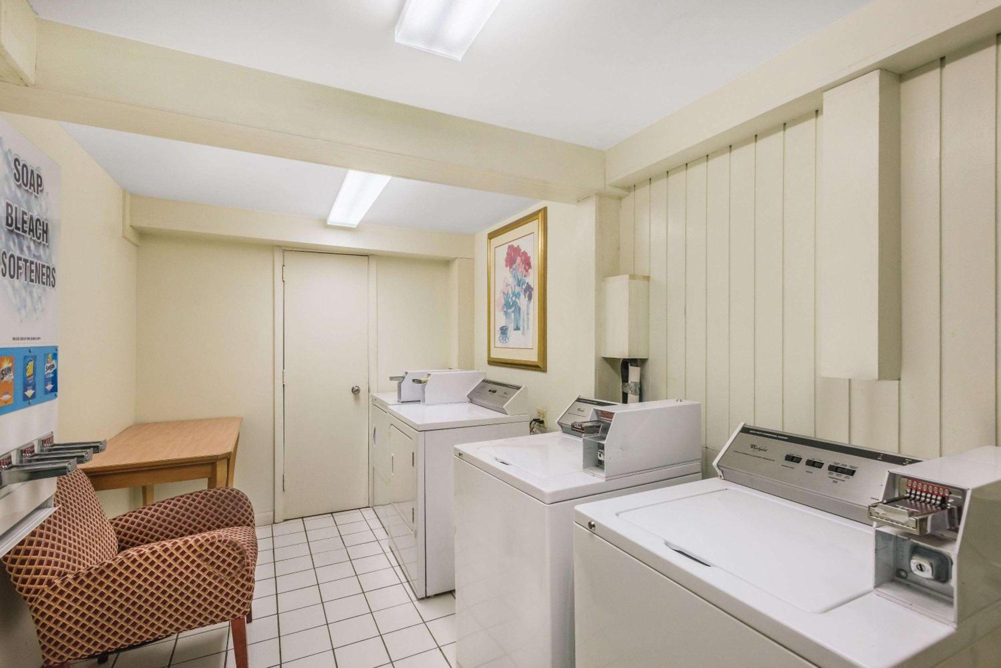 Days Inn By Wyndham Rutland/Killington Area Bagian luar foto